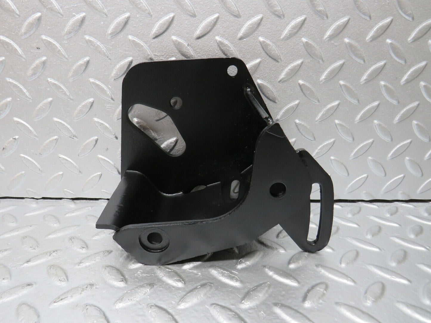 33086 Mercedes-Benz C107 R107 350 V8 Power Steering Pump Bracket