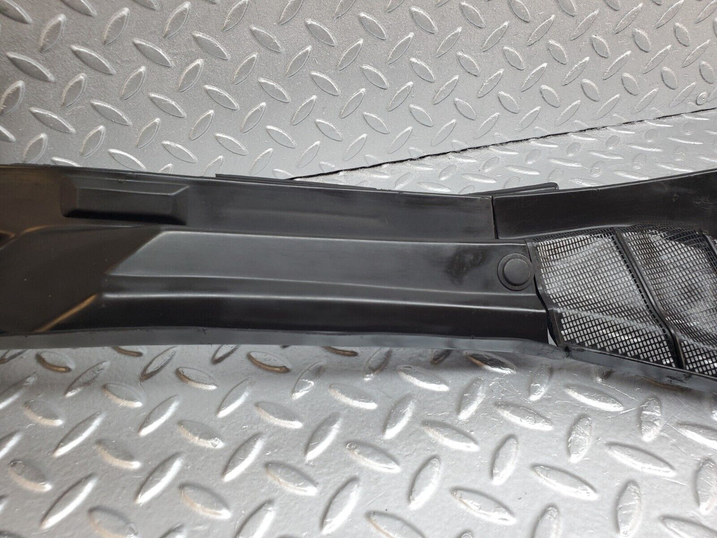 45707 Mercedes-Benz W126 420SE Windscreen Wiper Cover Grill 1268300413 1268300313