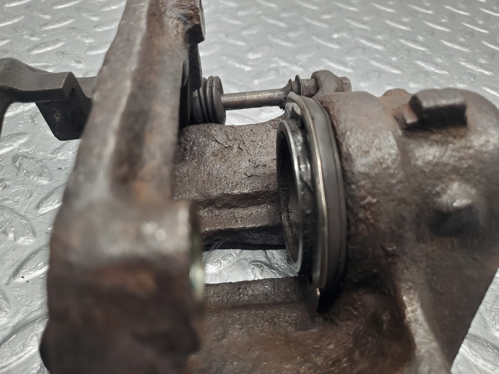 W124 Wagon front brake calipers with brackets used OEM