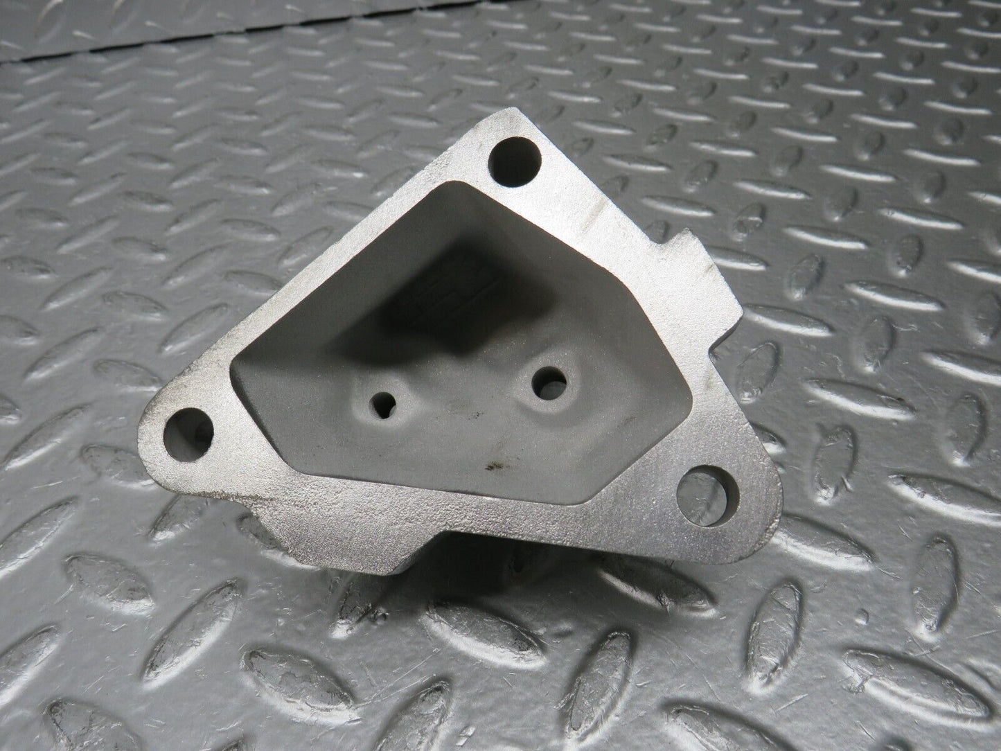 29413 Mercedes-Benz W124 230E Engine Mount Bracket Left Side 1022234104
