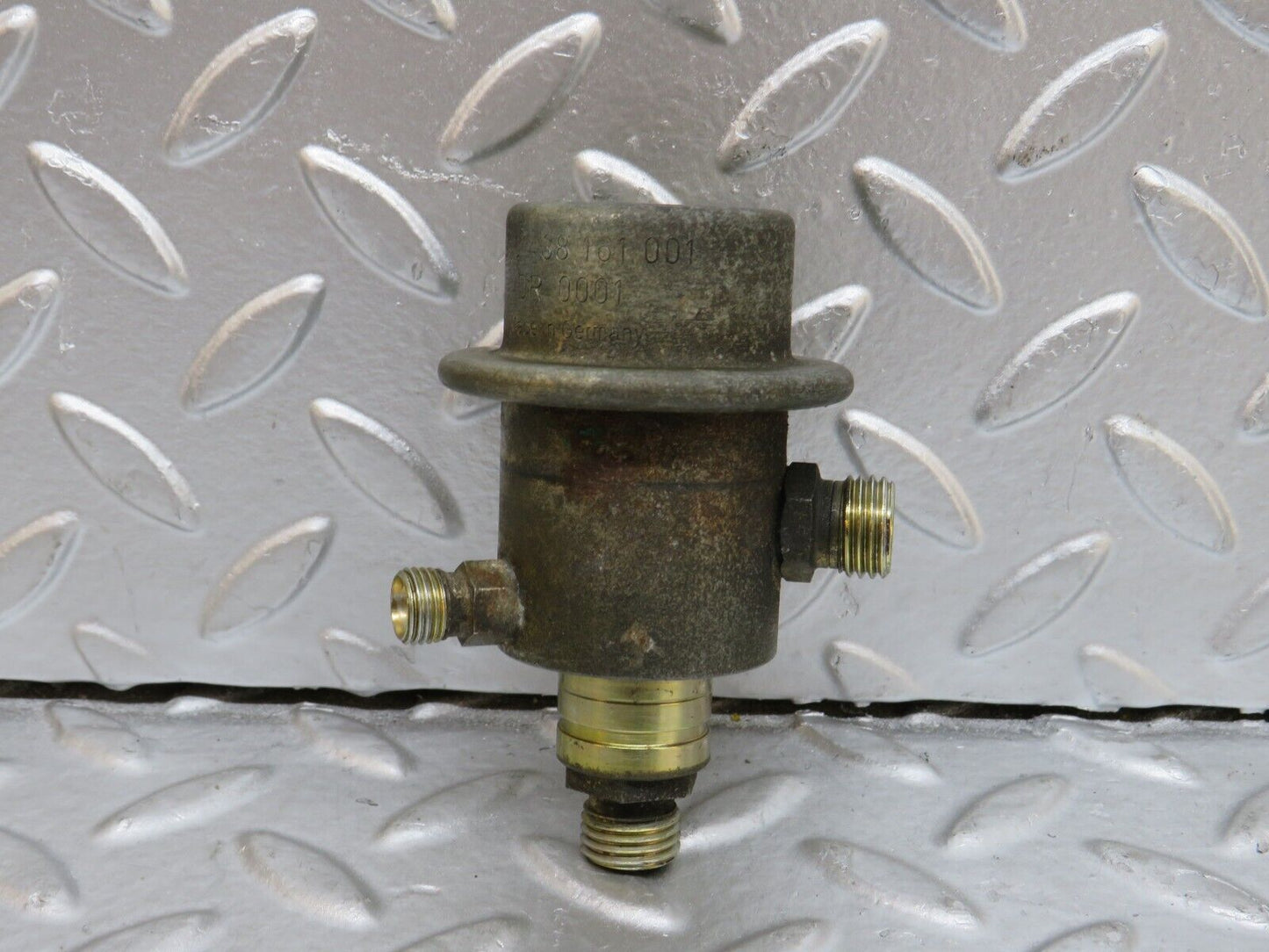 29450 Mercedes-Benz W124 230E Bosch Fuel Pressure Regulator 0438161001