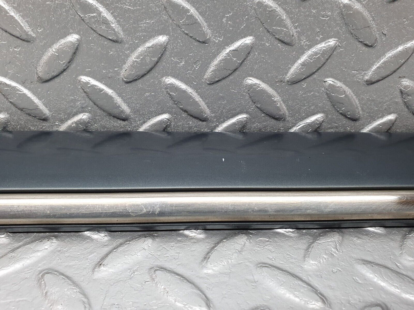 41805 Mercedes-Benz W202 C200 Front Left Door Centre Moulding Trim 2026909362