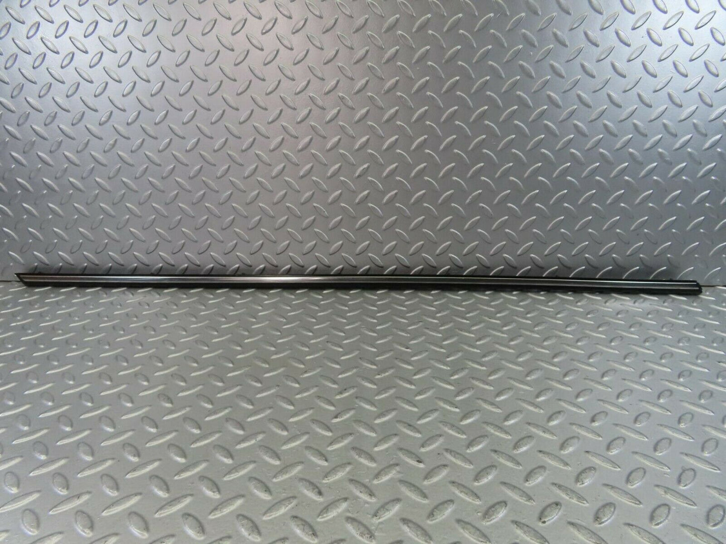 10258 Mercedes-Benz W123 Front Left Door Centre Moulding Trim