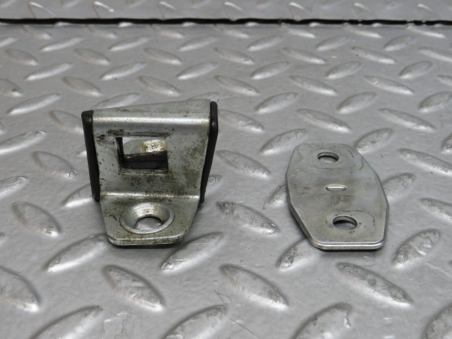 29571 Mercedes-Benz W124 230E Door Lock Latch