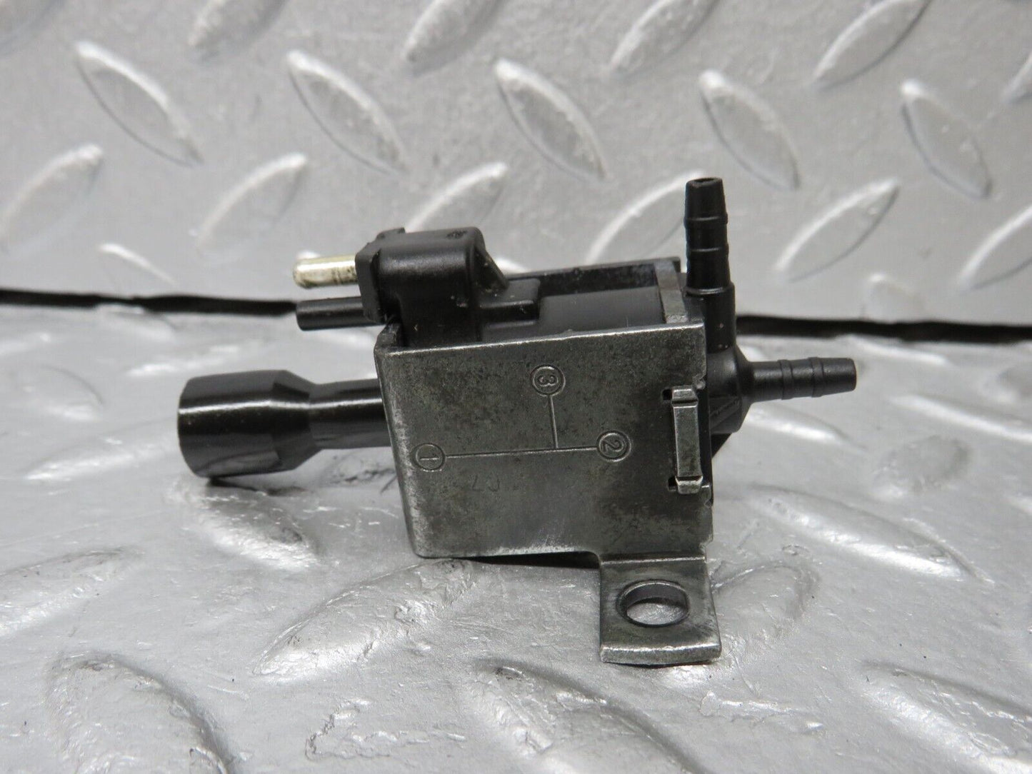 38070 Mercedes-Benz A124 320E Cabriolet Vacuum Control Valve 001540869