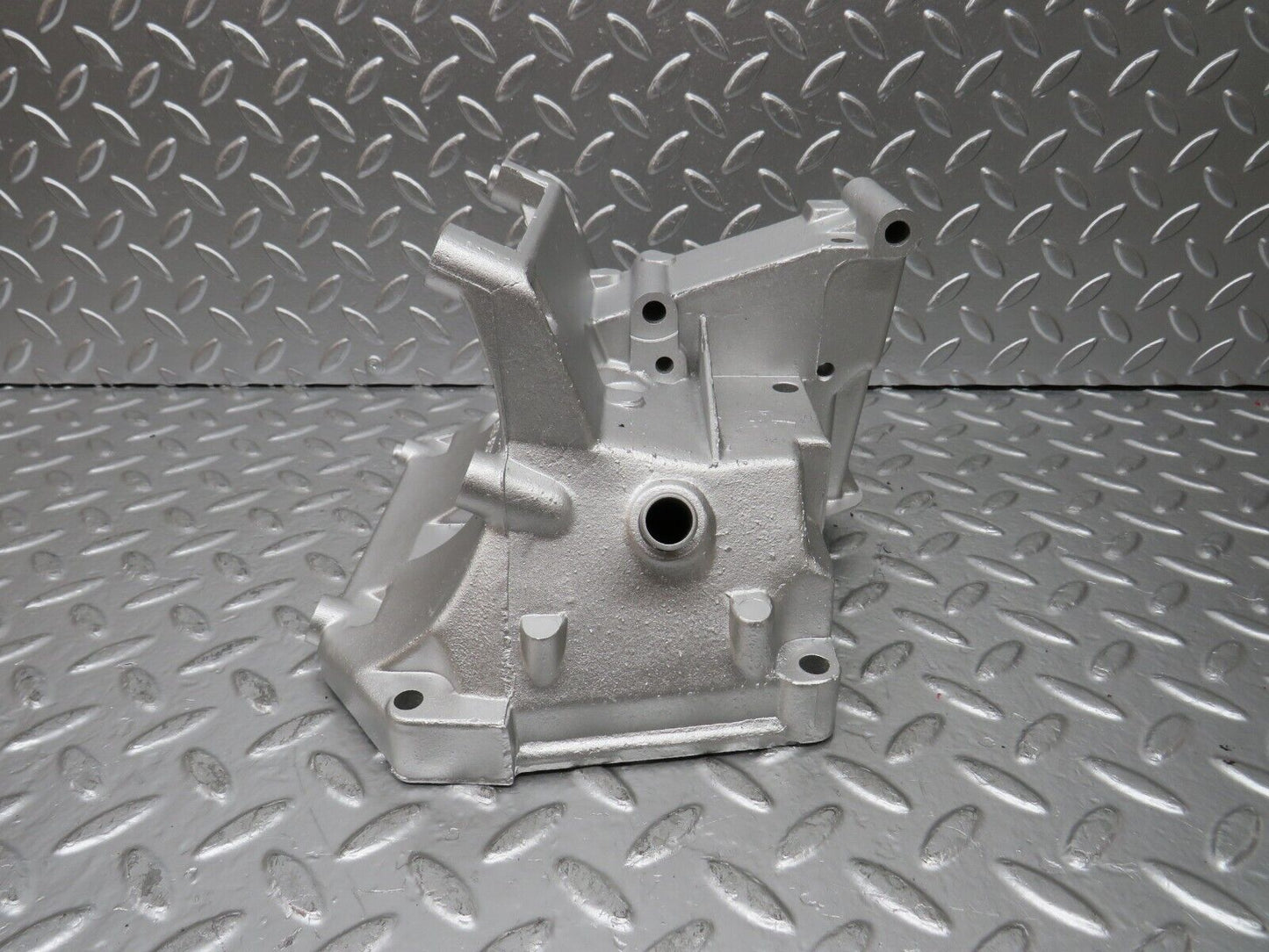 24991 Mercedes-Benz W140 S320 Air Con Compressor Bracket 1042360130