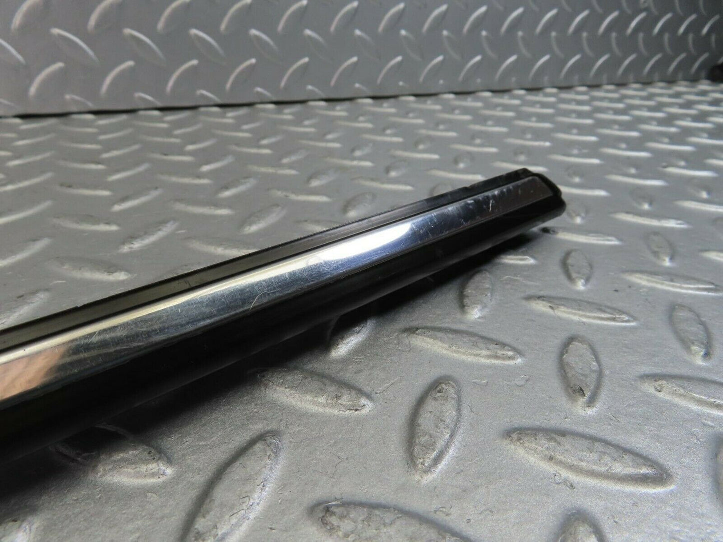 10267 Mercedes-Benz W123 Front Left Fender Centre Moulding Trim