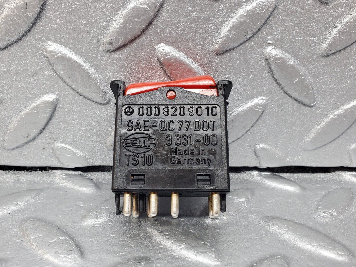 45664 Mercedes-Benz W126 420SE Hazard Warning Light Switch 0008209010
