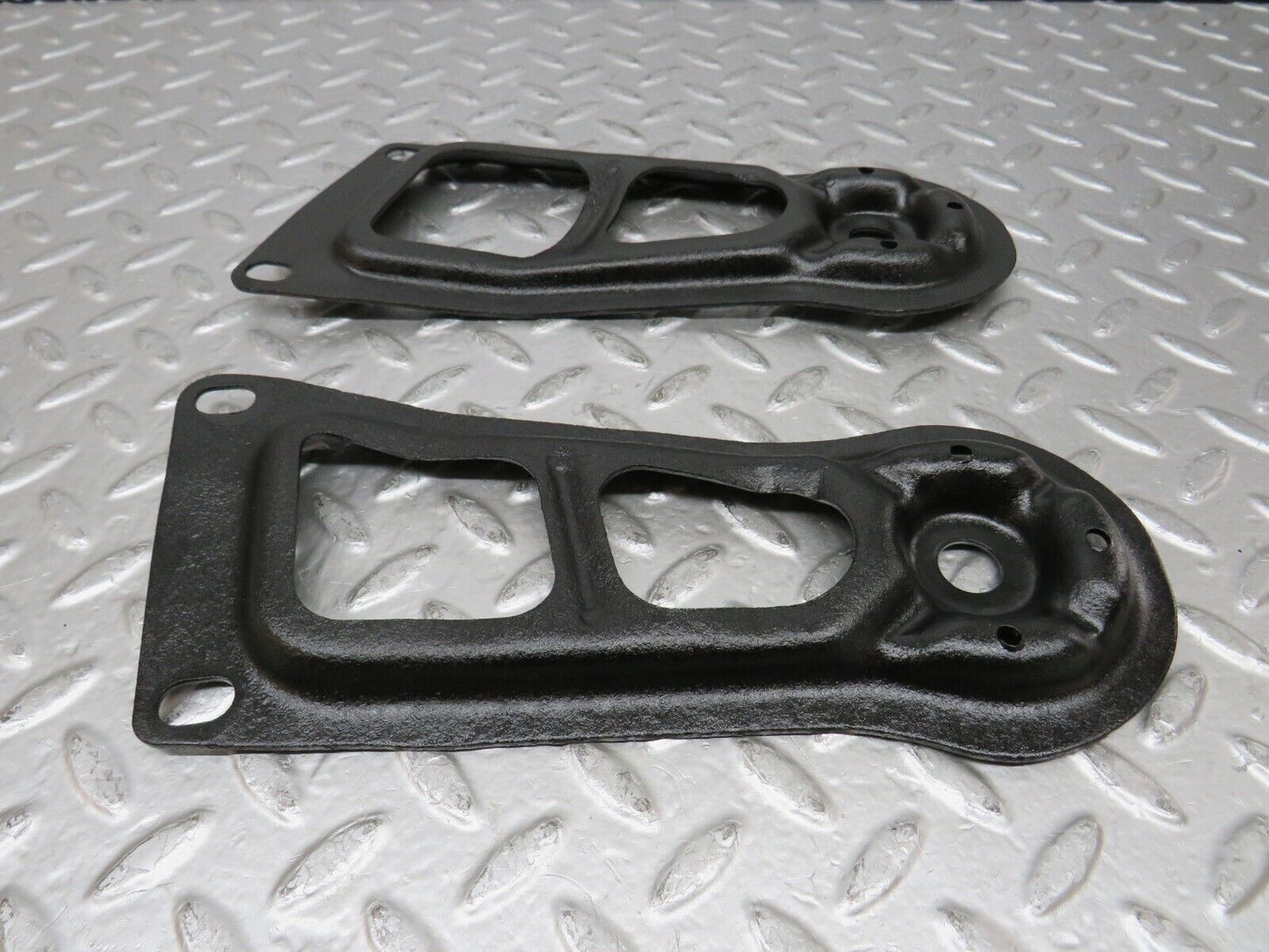 26849 Mercedes-Benz W123 240D Rear Suspension Axle Mounting Bracket