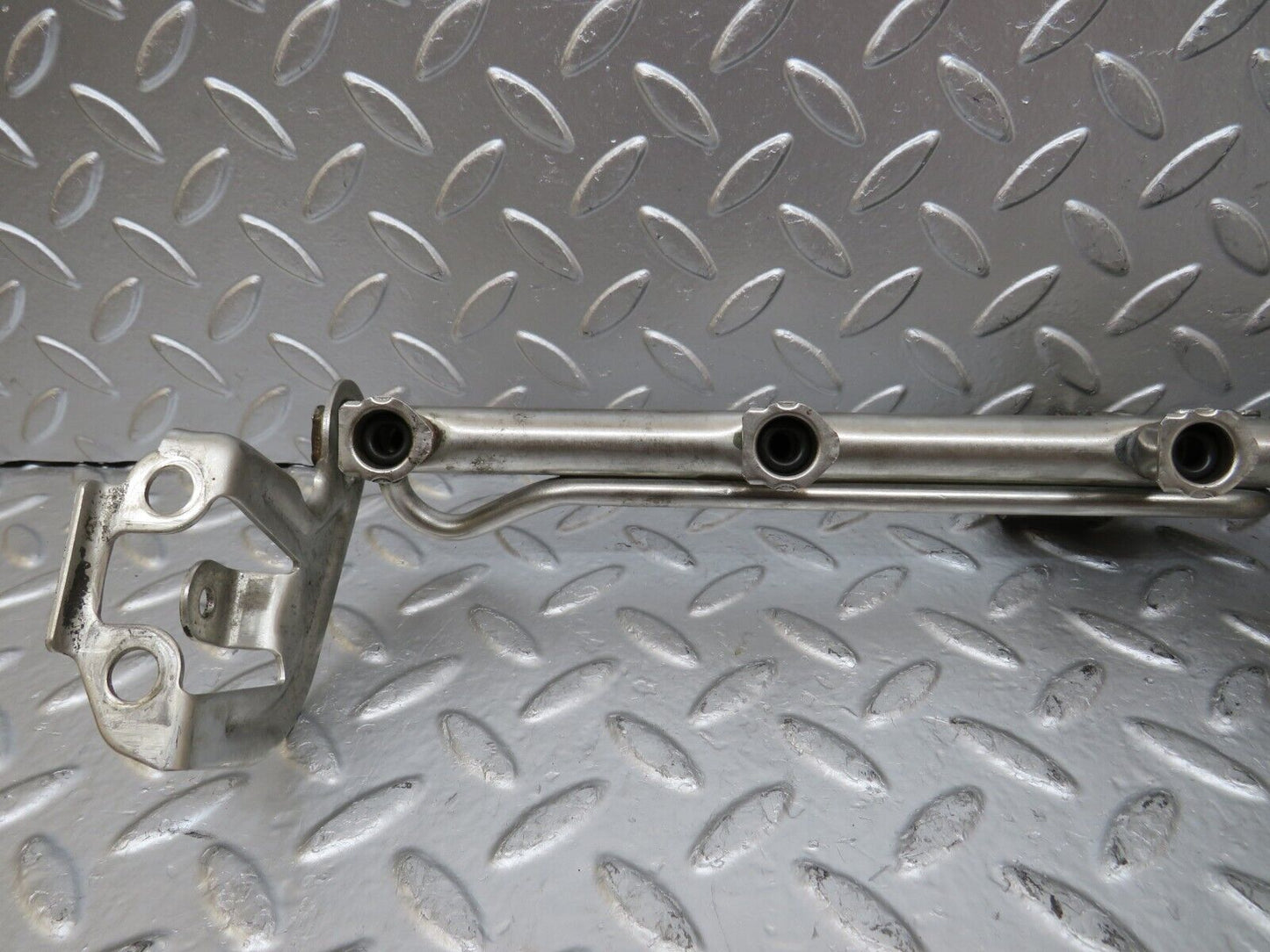25792 Mercedes-Benz W124 280E Fuel Injection Rail 0000781589