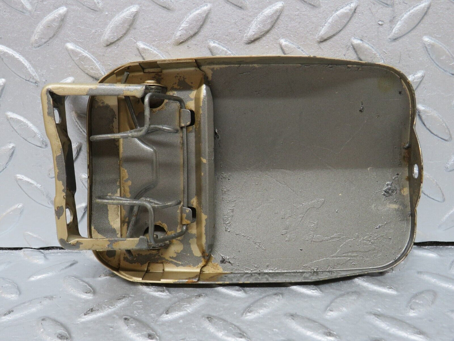 36007 Mercedes-Benz W126 420SE Fuel Tank Flap Cap
