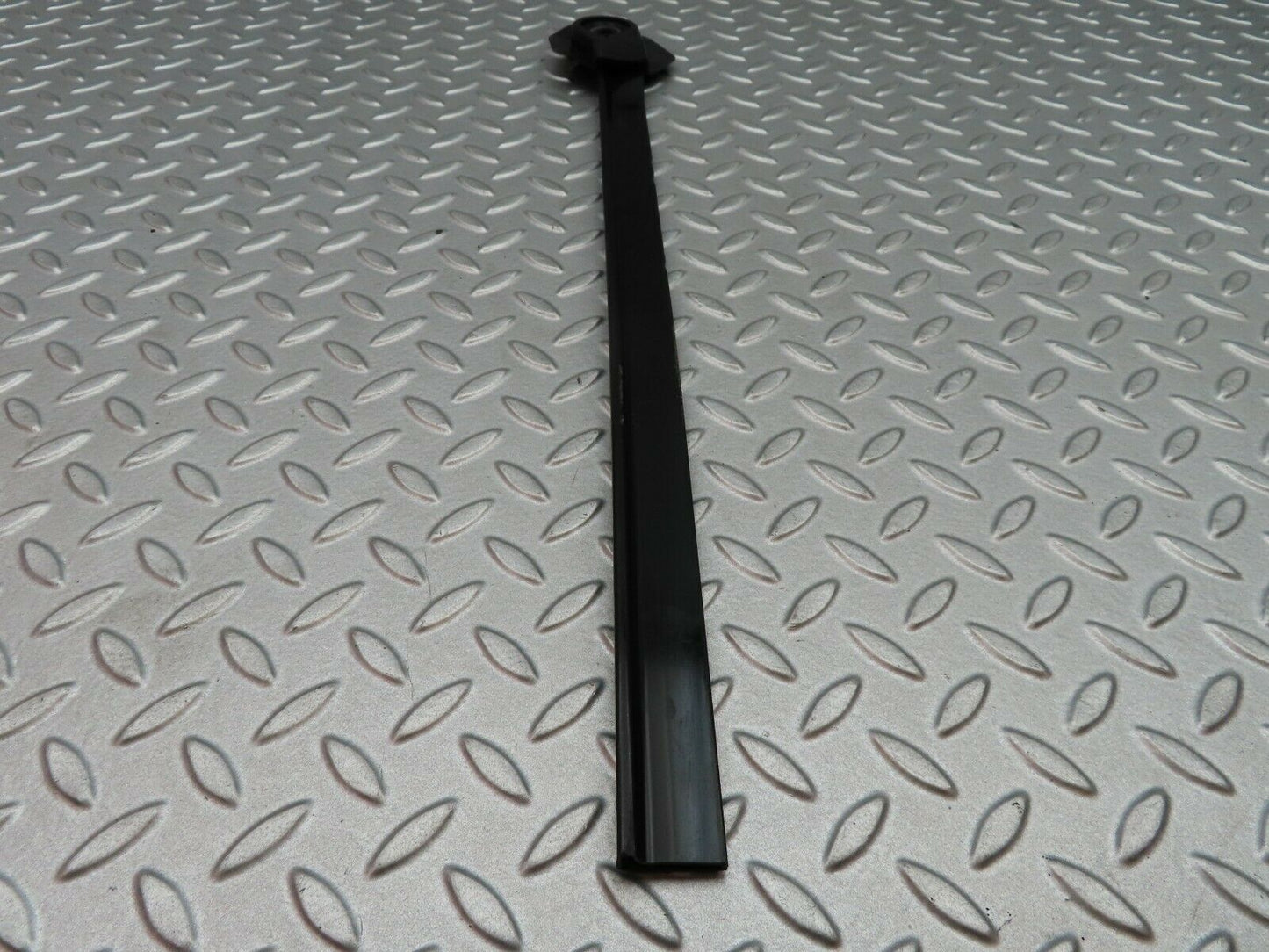 5693 Mercedes-Benz W123 200 Seat Belt Runner With Cover Right