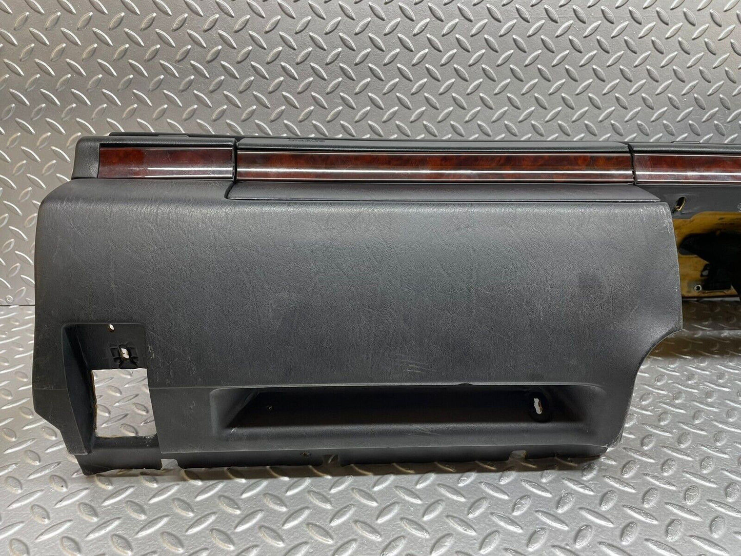 37966 Mercedes-Benz A124 320E Cabriolet Dashboard Black