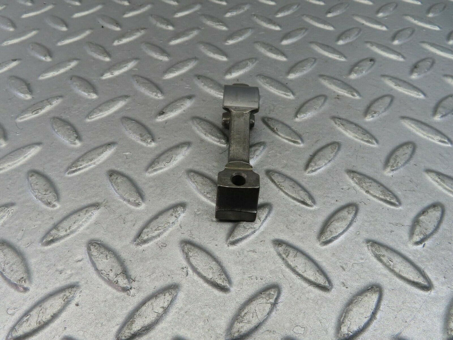 9136 Mercedes-Benz W108 Valve Rocker Arm With Retaining Spring