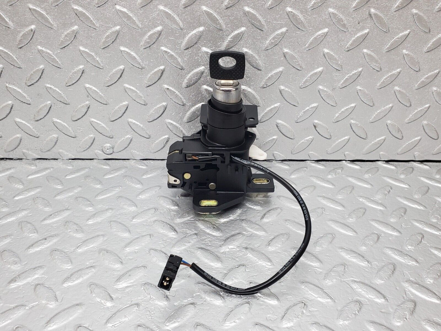 44802 Mercedes-Benz W124 220E Trunk Lock With Key 1248209610