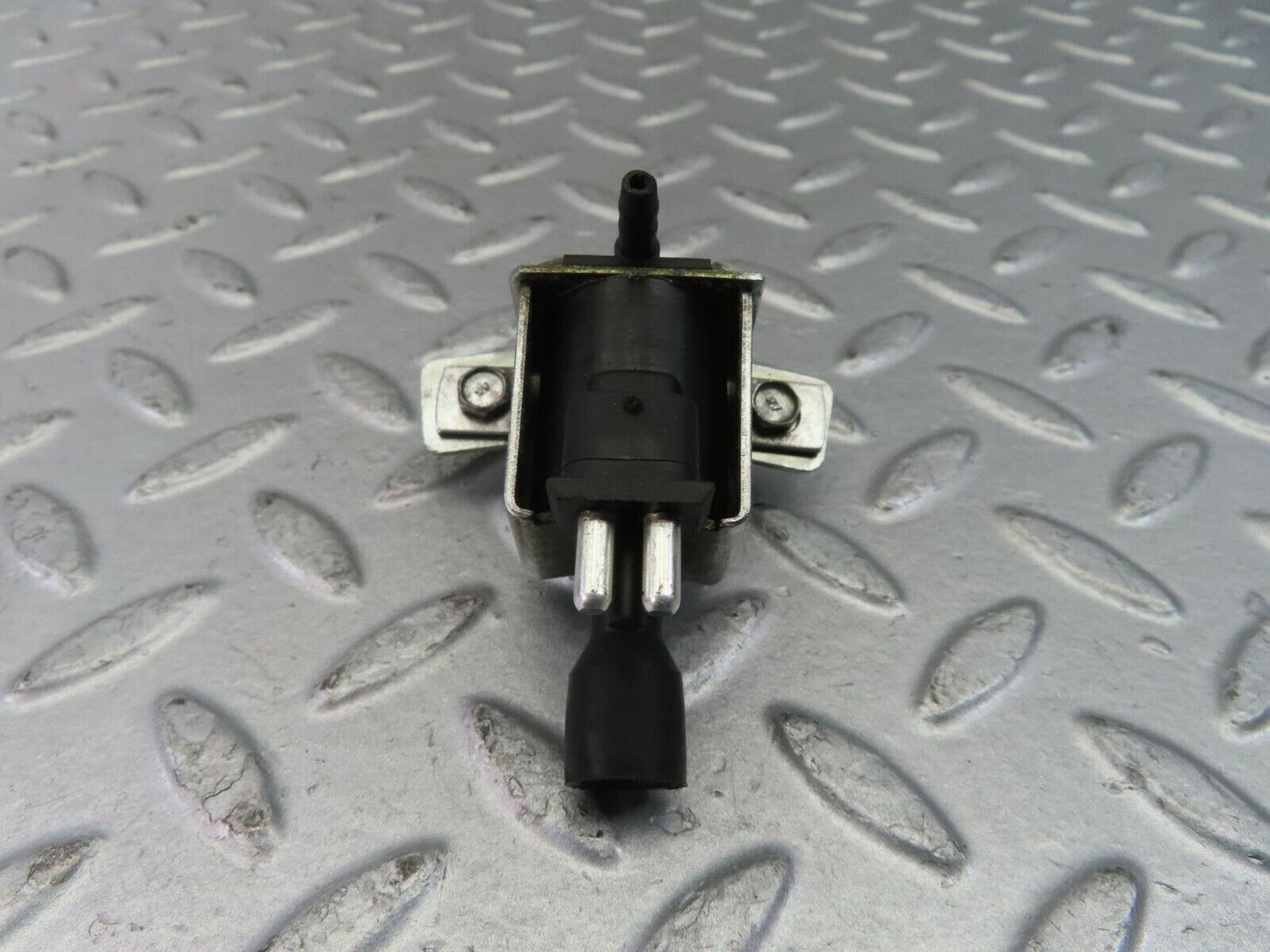 10393 Mercedes-Benz W201 190E Vacuum Control Valve Pierburg 0015407097
