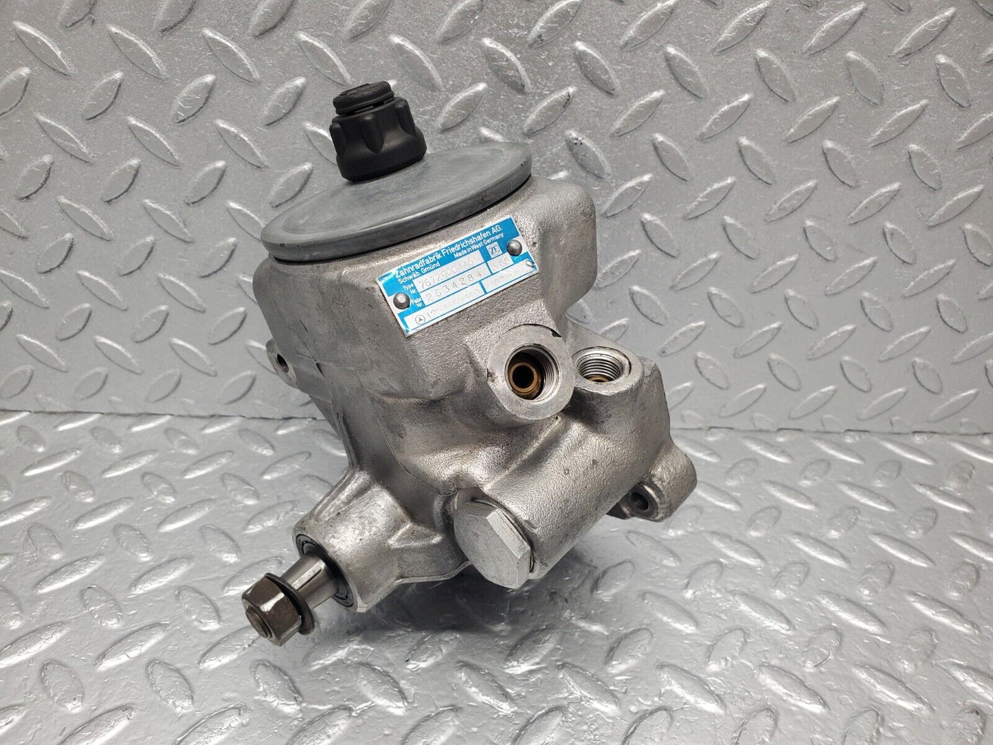 46024 Mercedes-Benz W126 420SE Power Steering Pump 1264601480 7672900446