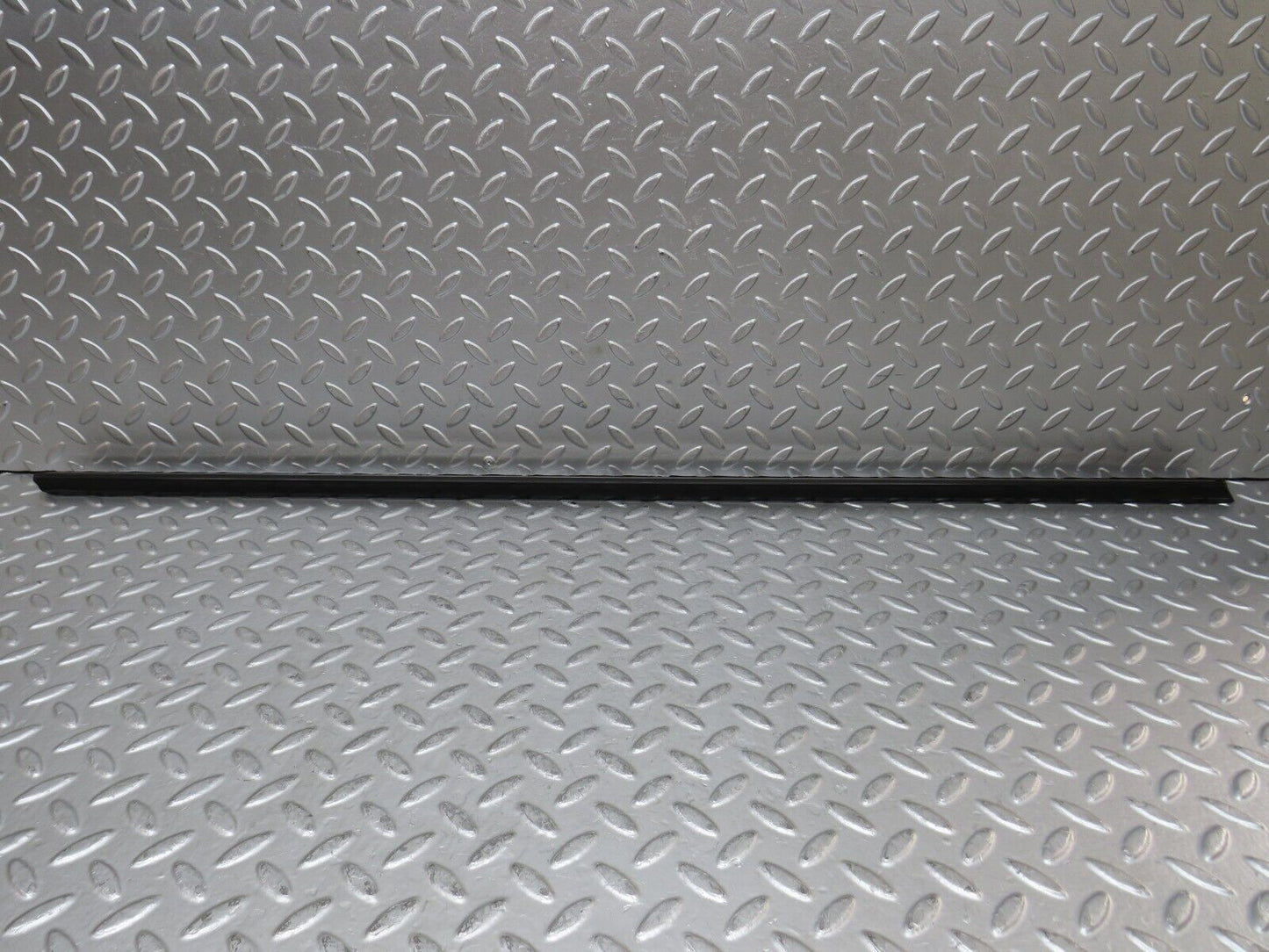 27894 Mercedes-Benz W123 280E Front Right Door Centre Moulding Trim
