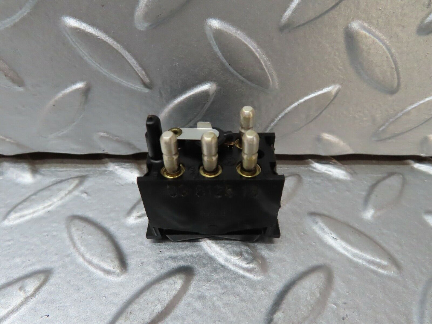 19275 Mercedes-Benz W123 300D Rear Heated Windscreen Switch 03812515