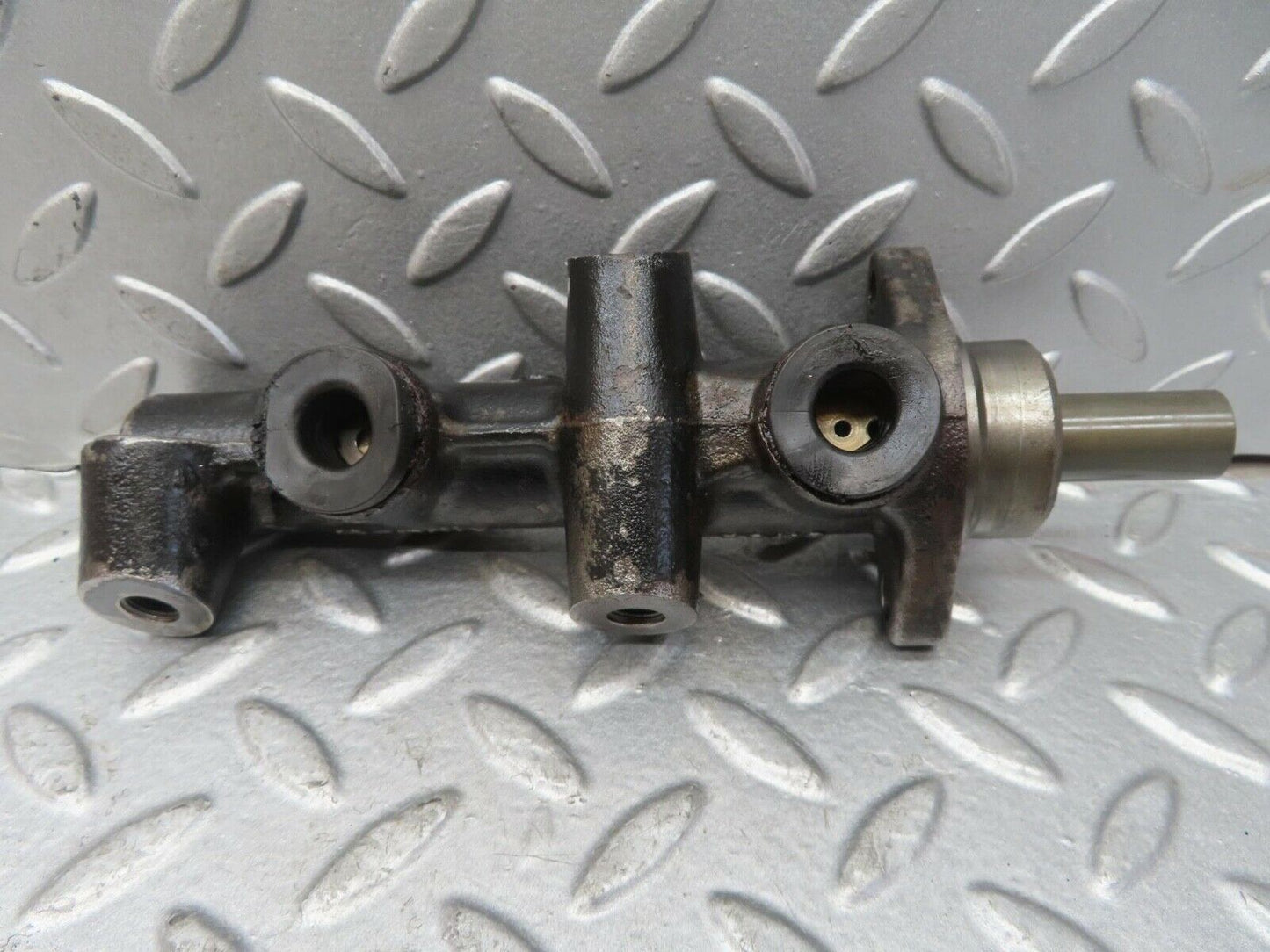 13683 Mercedes-Benz W123 200 Brake Master Cylinder Bendix 2530