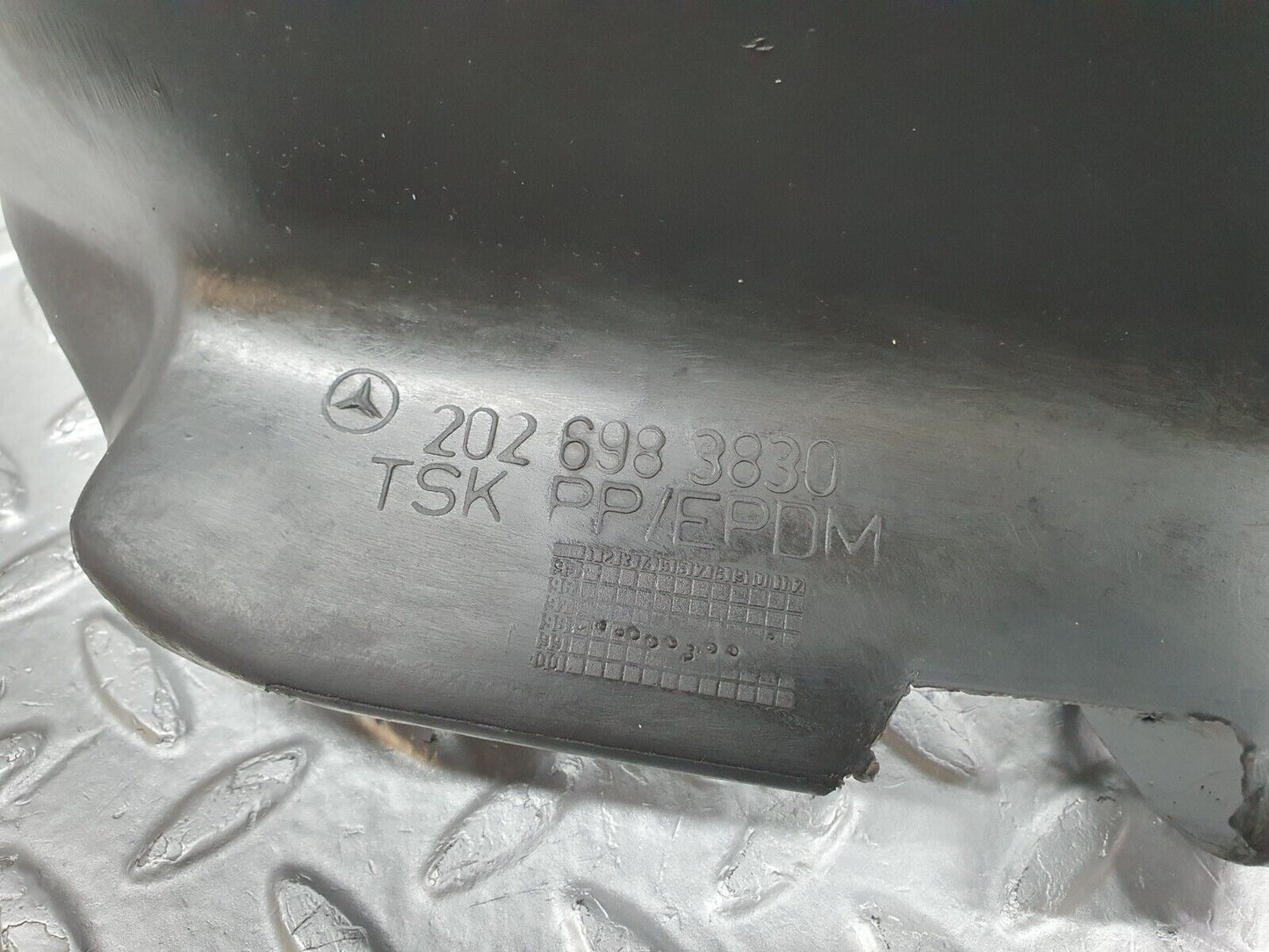 41928 Mercedes-Benz W202 C200 Rear Right Inner Fender Splash Guard 2026983830