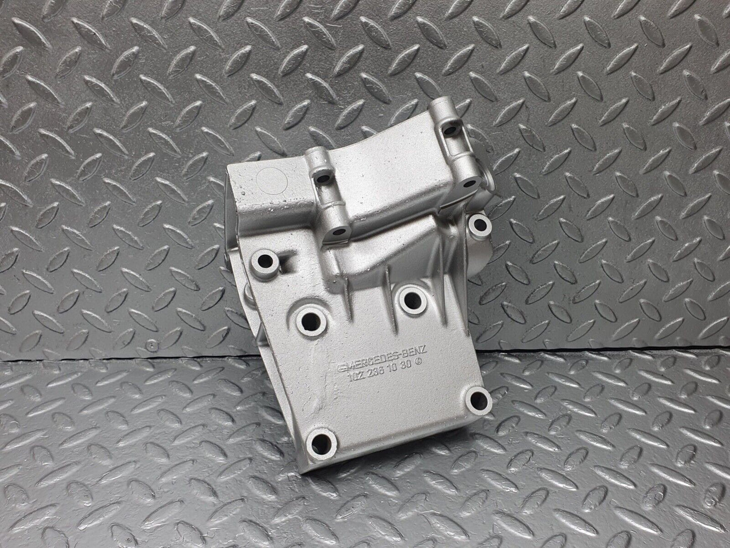 42985 Mercedes-Benz W201 190 Power Steering Pump Bracket 1022361030