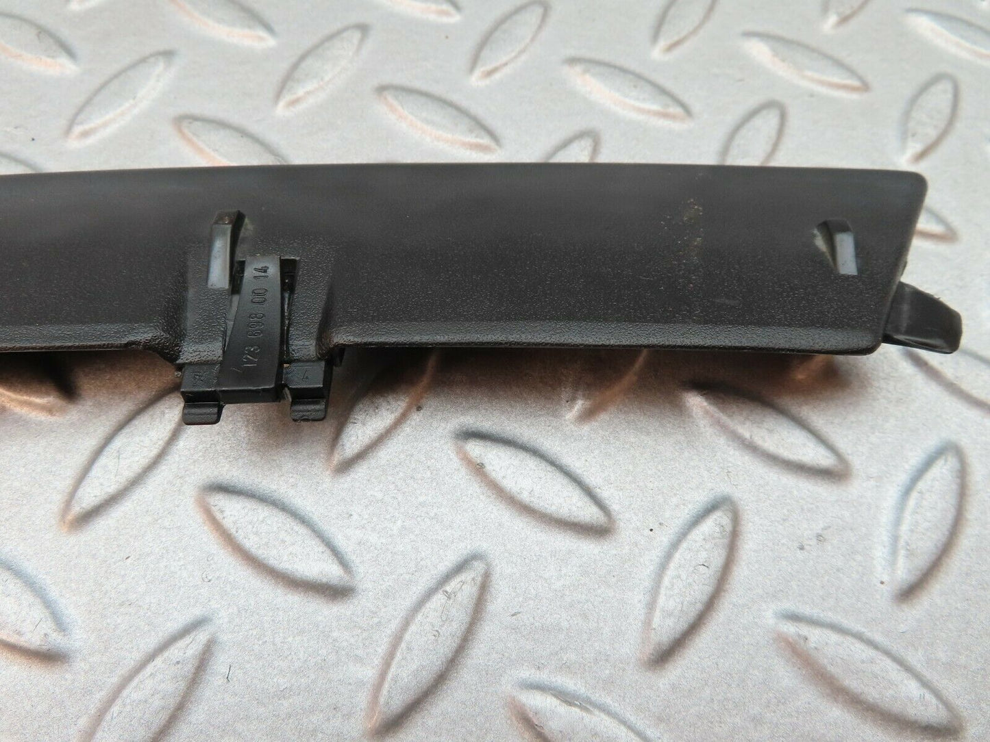 5752 Mercedes-Benz W123 200 Rear Left Plastic Moulding Trim For C Pillar