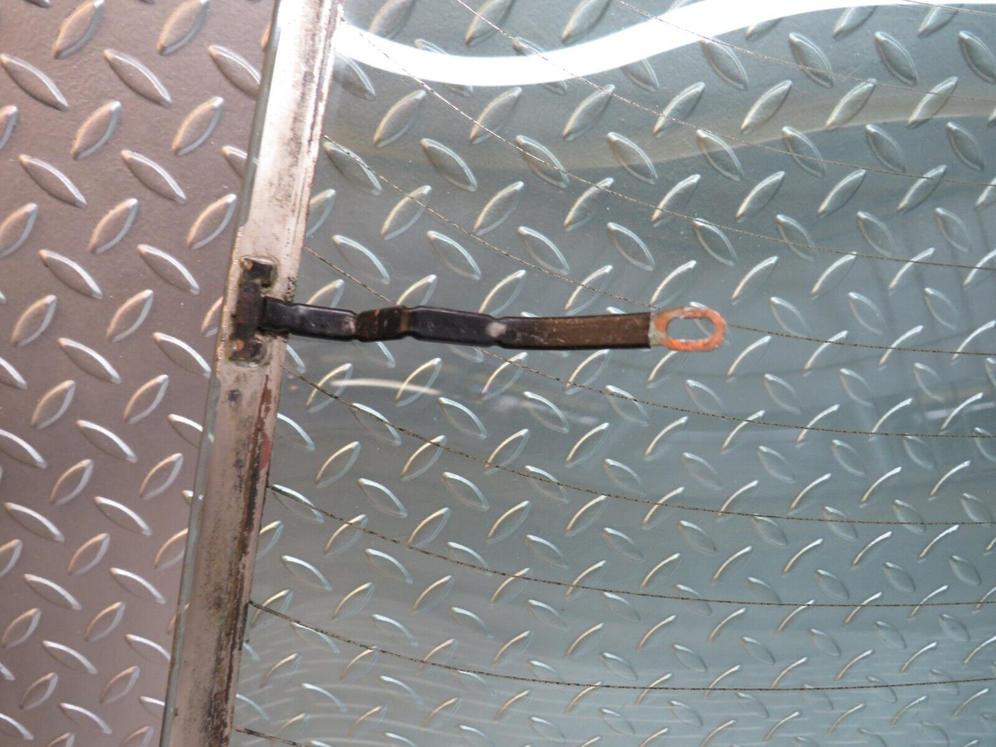 25385 Mercedes-Benz W123 200 Rear Heated Windscreen Glass