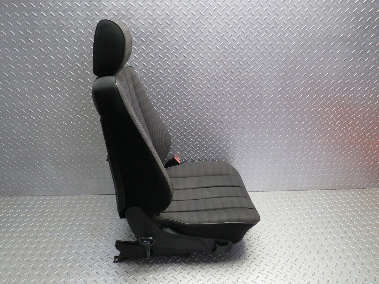 31576 Mercedes-Benz W201 190LE 1.8L Front Right Driver Seat Black