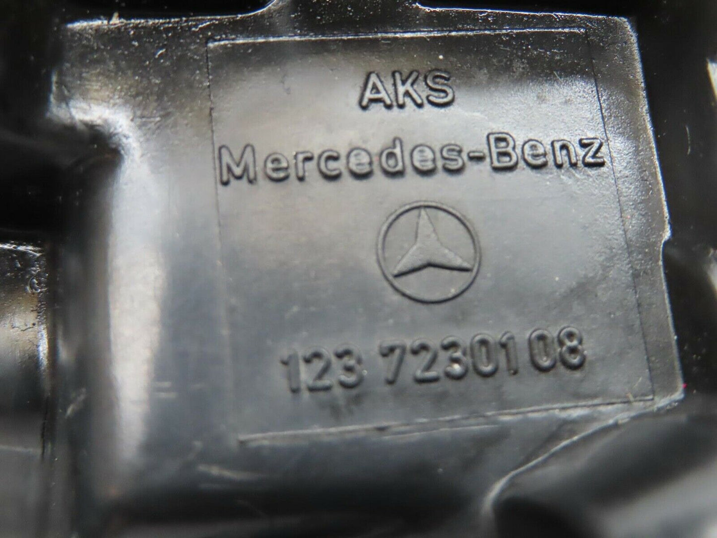 16052 Mercedes-Benz W123 280E Front Left Door Lock Mechanism 1237230108