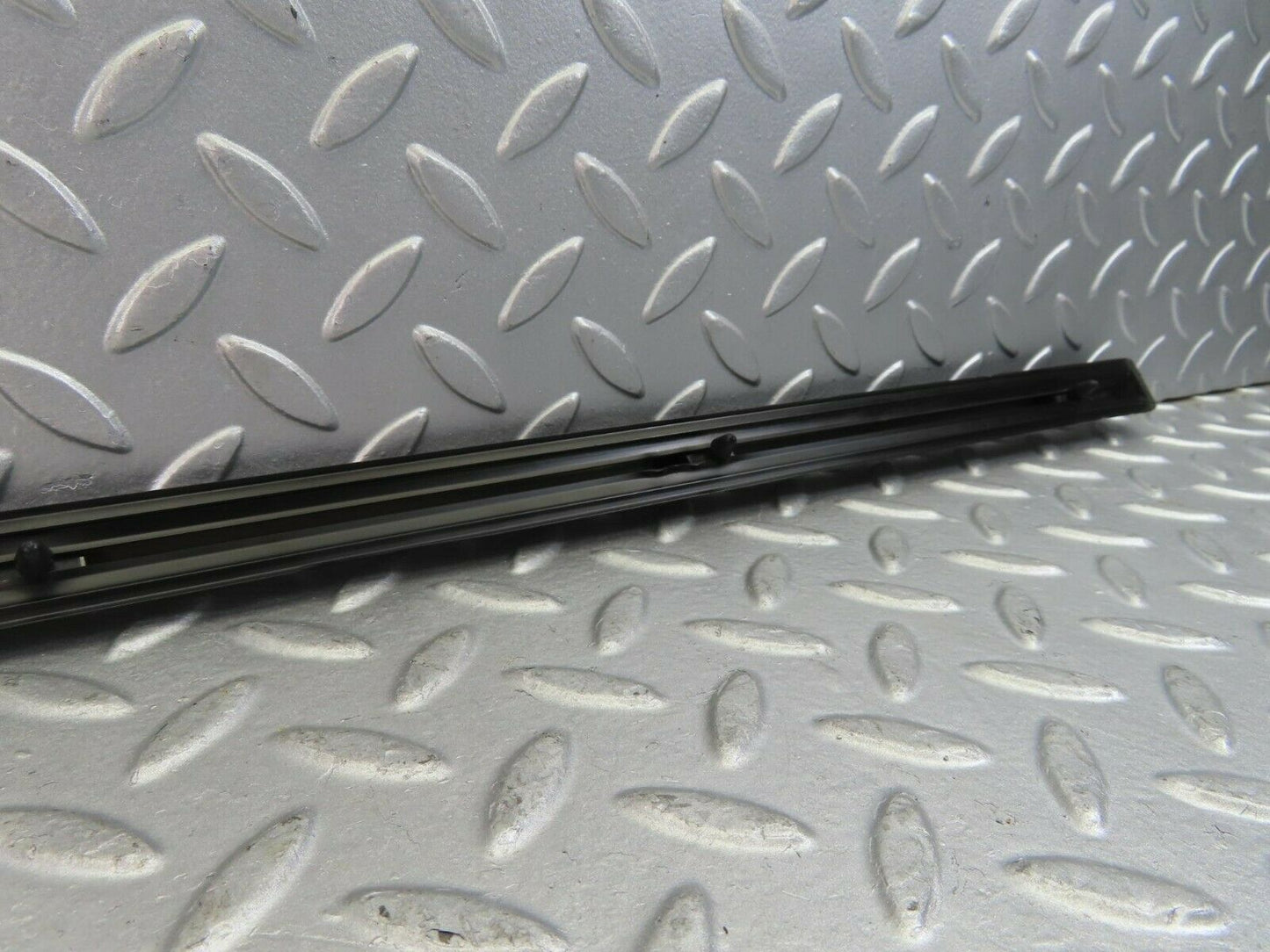 10267 Mercedes-Benz W123 Front Left Fender Centre Moulding Trim