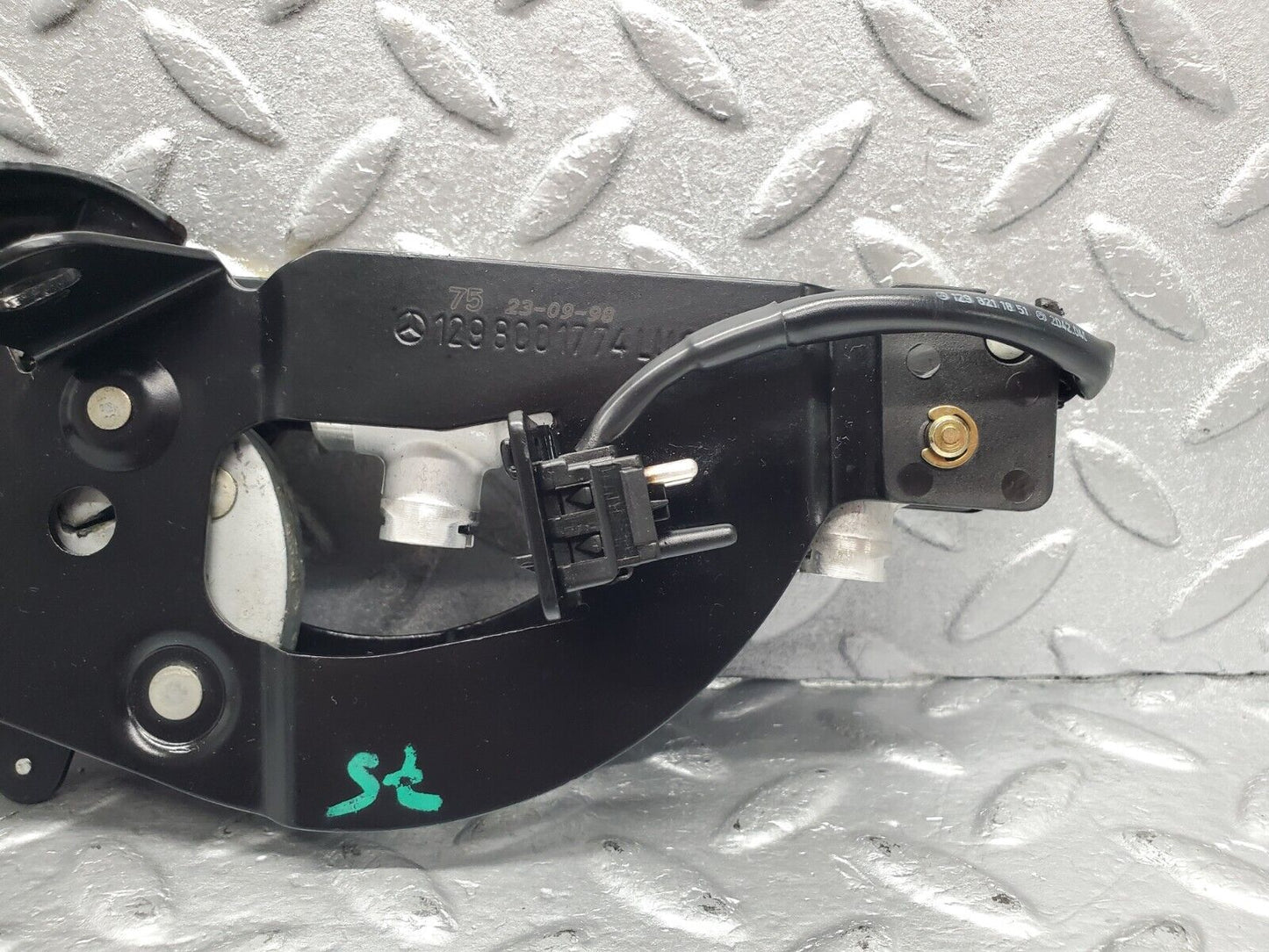 47016 Mercedes-Benz R129 320SL Coupe Rear Right Roof Lock Mechanism 1298001774