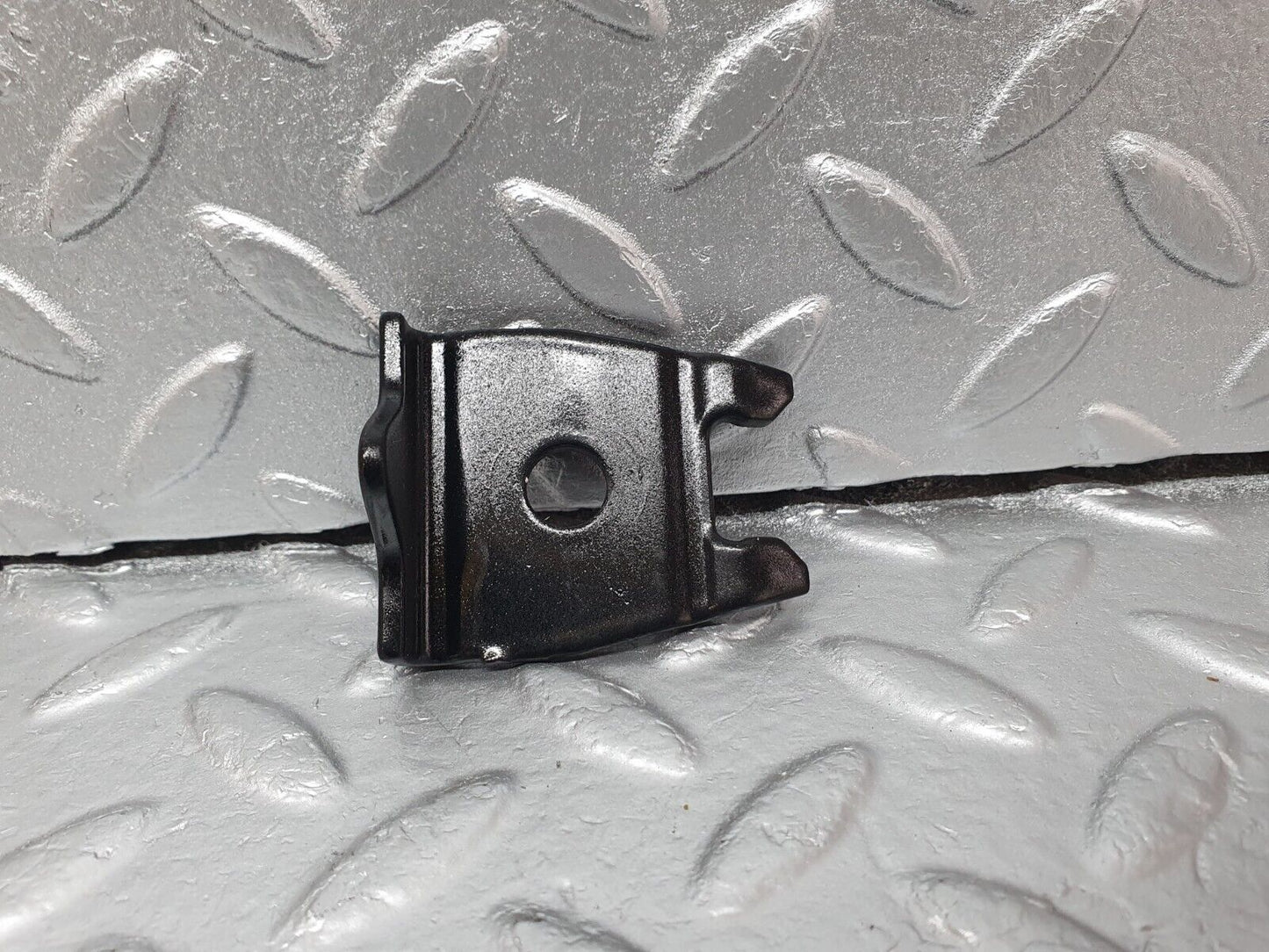 42119 Mercedes-Benz W202 C200 Anti Roll Bar Holder Bracket Front Left