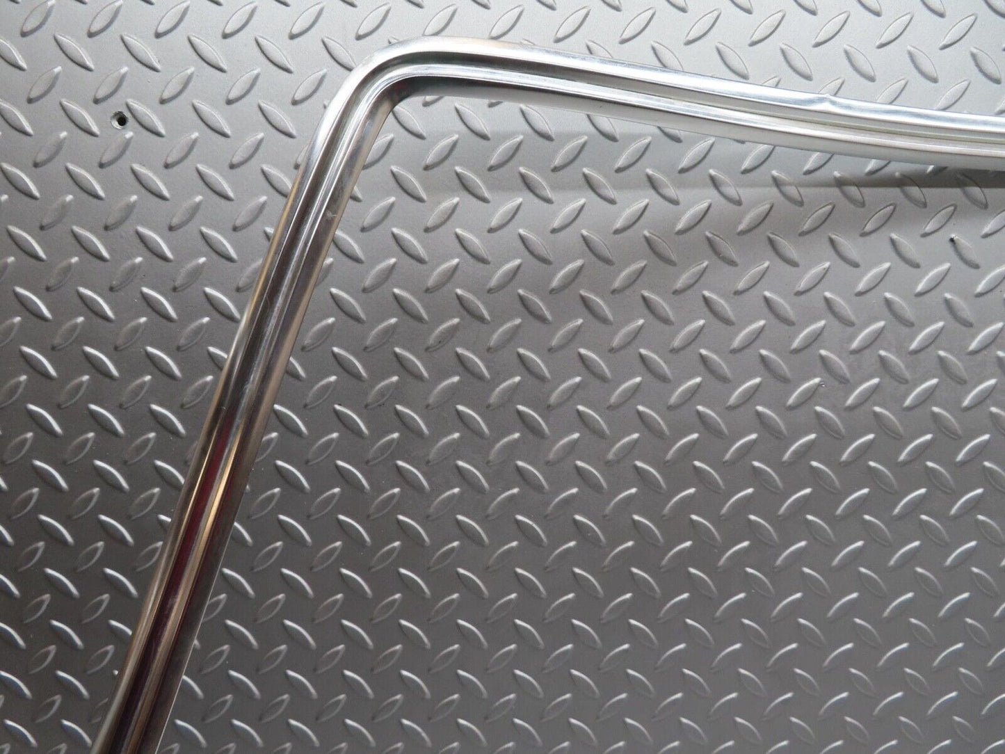 14092 Mercedes-Benz C107 280SLC Rear Windscreen Chrome Frame