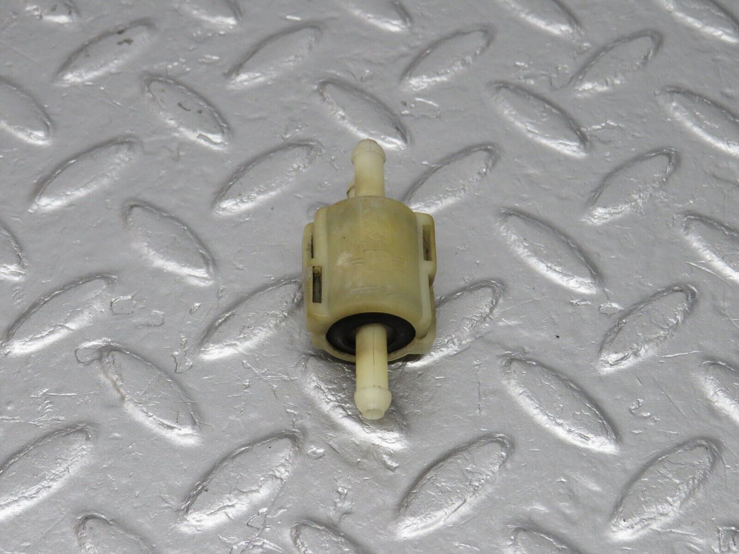 40689 Mercedes-Benz W123 300D Windscreen Washer Fluid Distributor