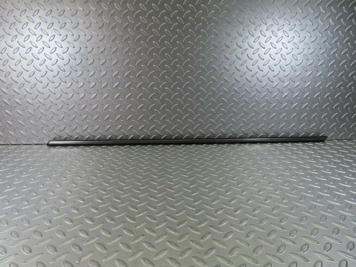 10252 Mercedes-Benz W123 Front Left Door Centre Moulding Trim
