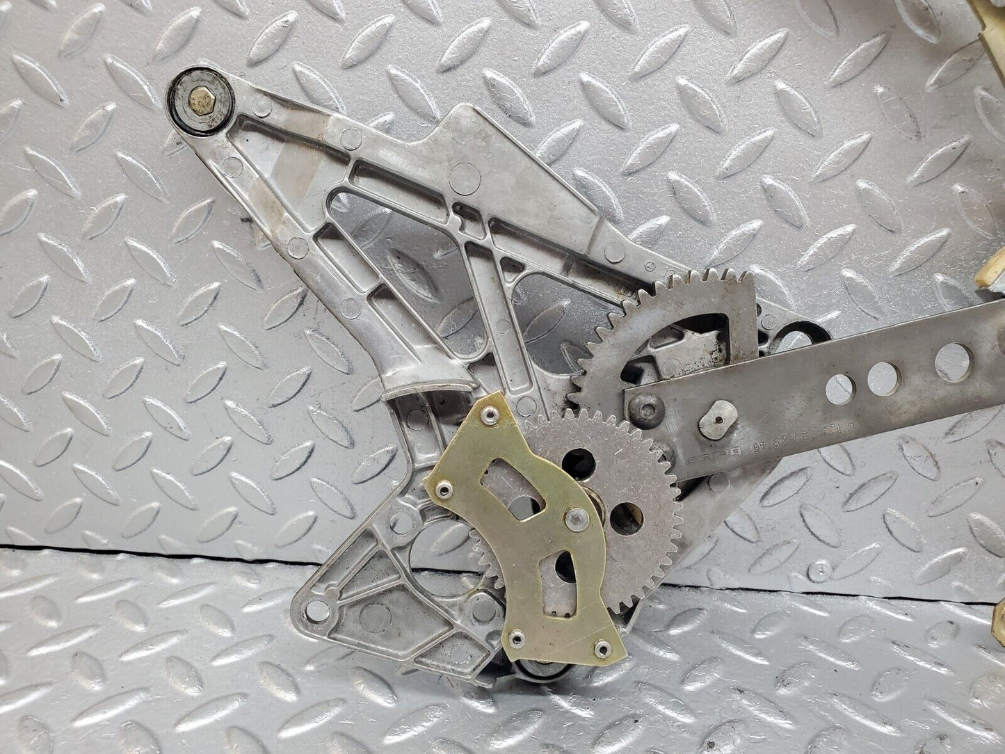 44411 Mercedes-Benz W123 280E Front Right Power Window Regulator 1237202846 1267250411