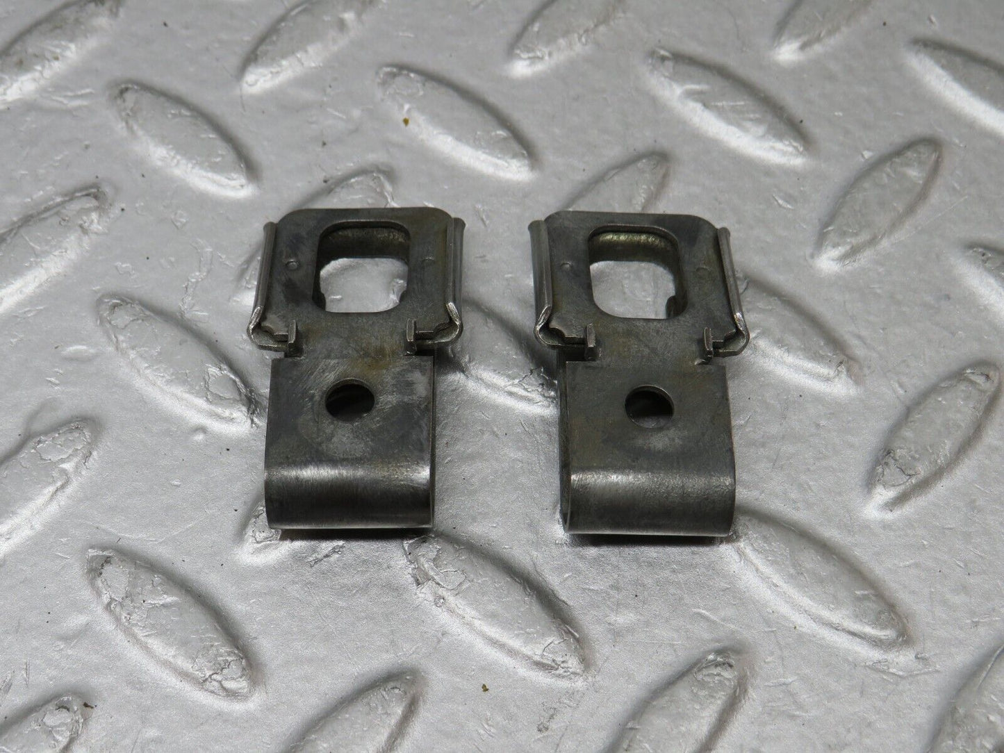 36242 Mercedes-Benz W126 420SE Fuel Injector Bracket 2x