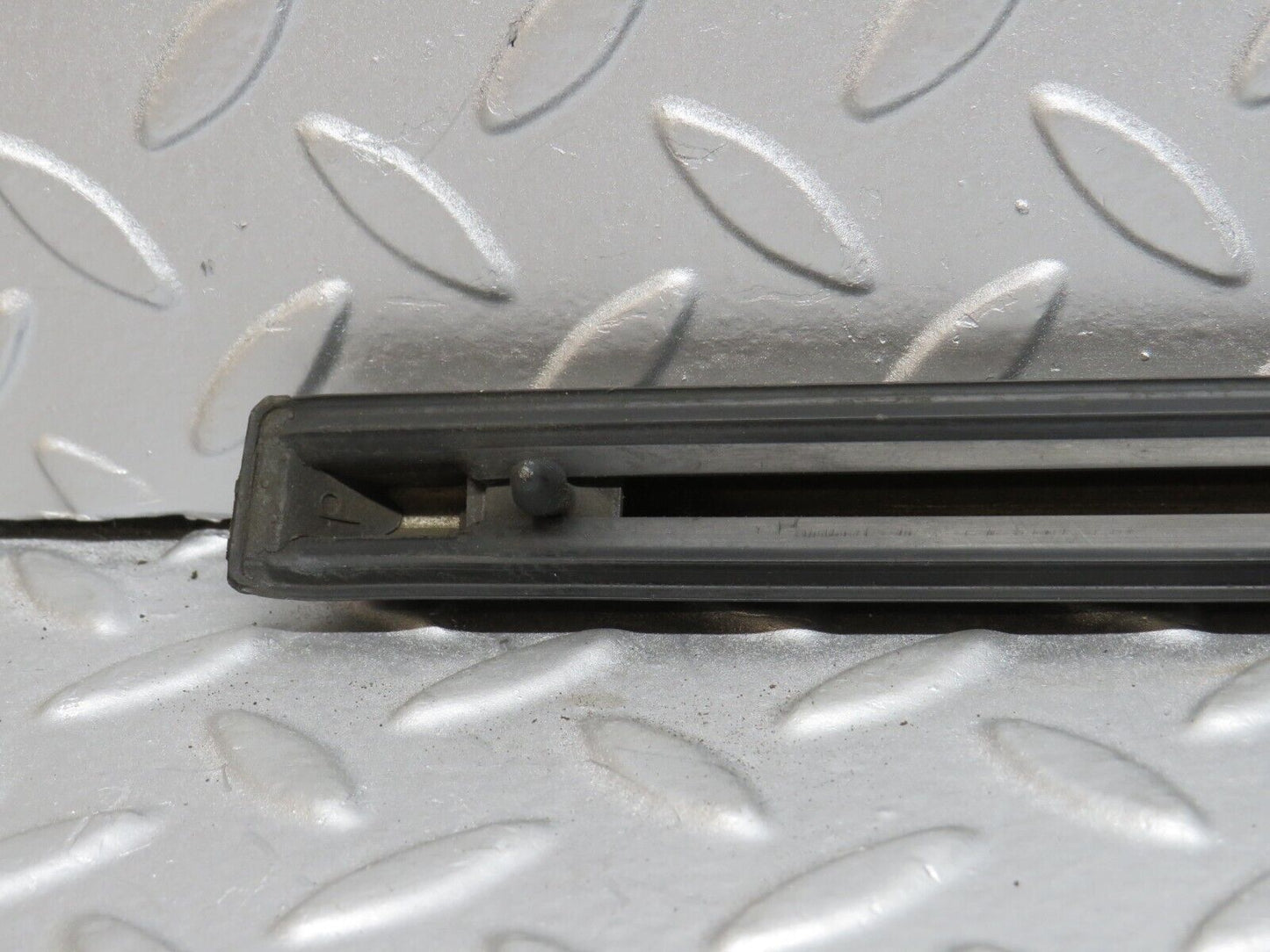 40642 Mercedes-Benz W123 300D Front Right Door Centre Moulding Trim