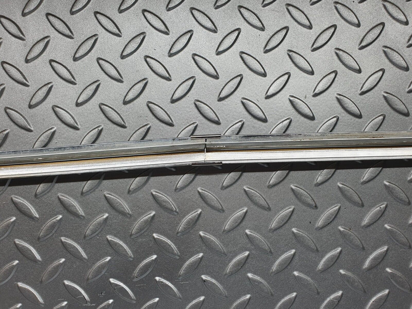 40771 Mercedes-Benz W123 300D Rear Windscreen Chrome Frame