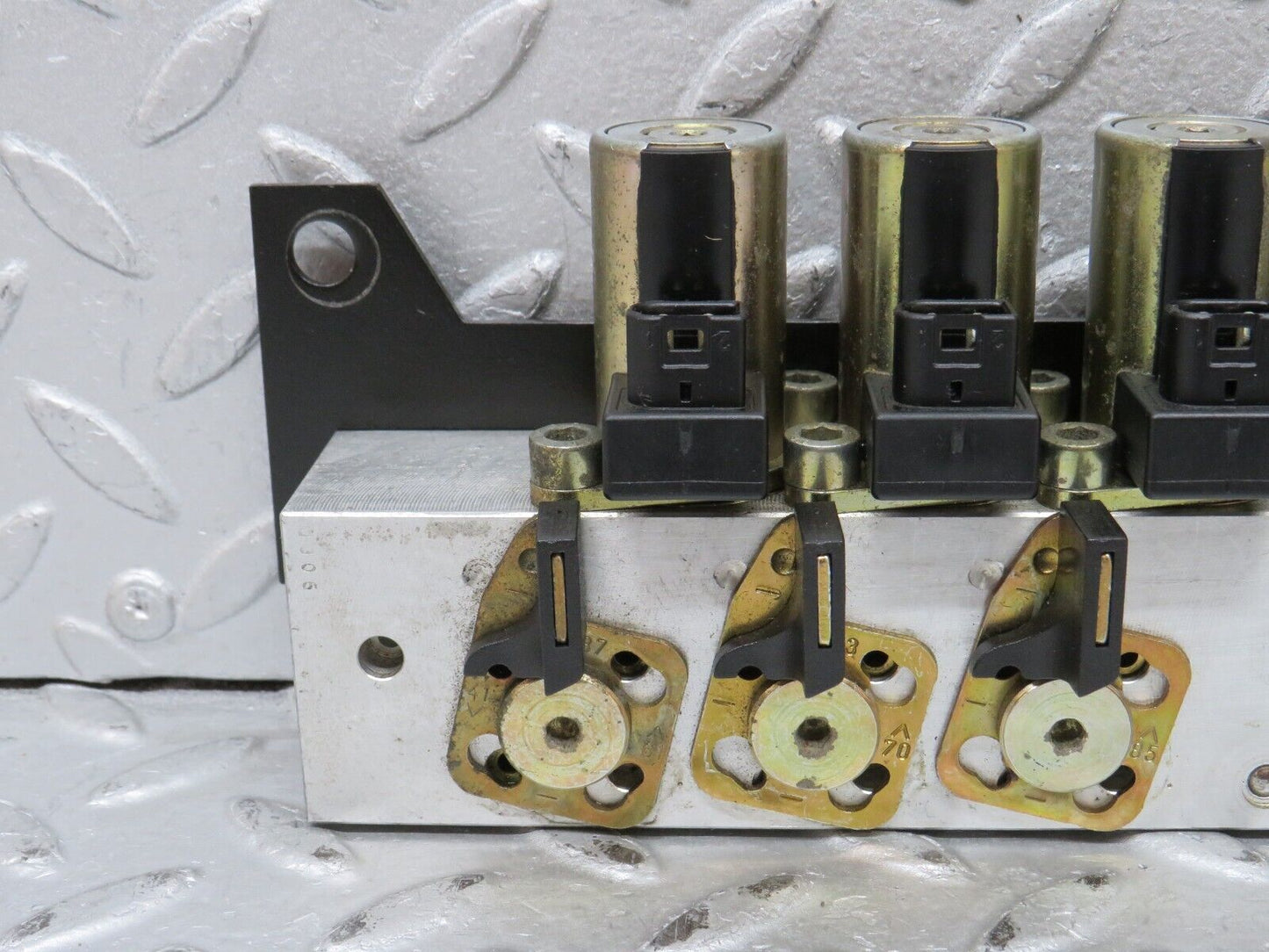37987 Mercedes-Benz A124 320E Cabriolet Soft Top Hydraulic Valve Block Right 1248001278