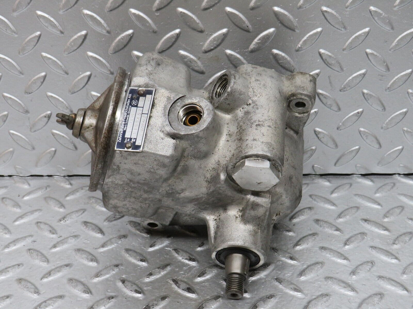 28121 Mercedes-Benz W123 280E Power Steering Pump 1164602480 7672900424
