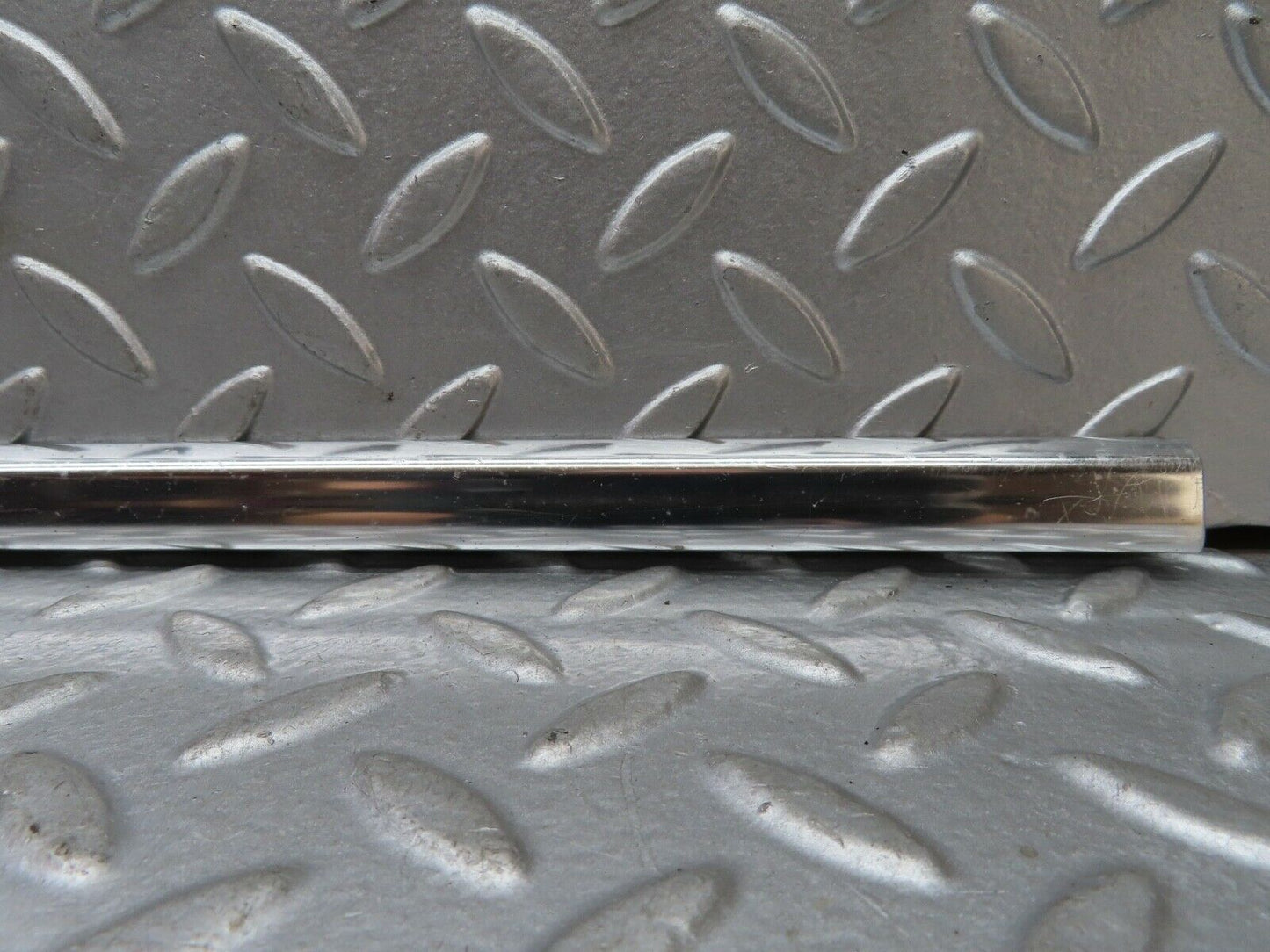 19125 Mercedes-Benz W123 300D Front Left Door Chrome Moulding Trim