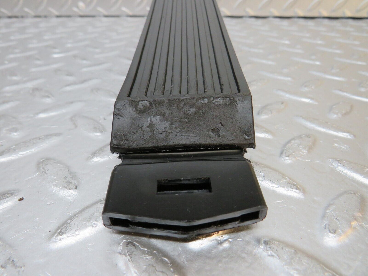 30638 Mercedes-Benz W201 190E 2.0L Accelerator Pedal & Rubber 1263000504