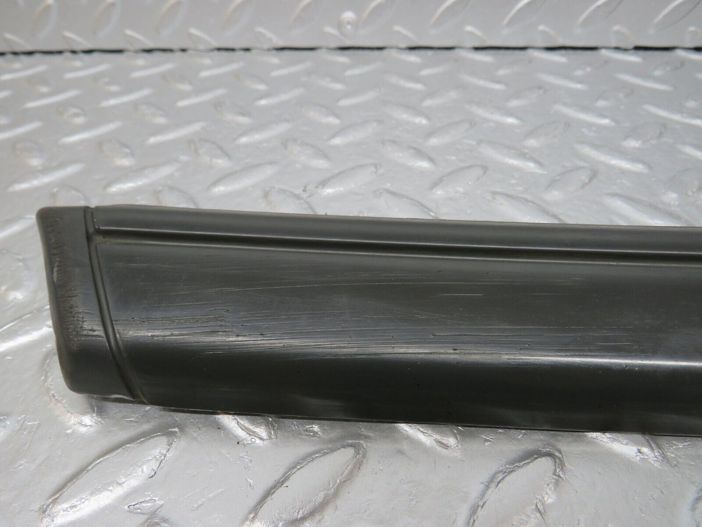 33997 Mercedes-Benz W124 260E Front Left Fender Wing Centre Moulding Trim