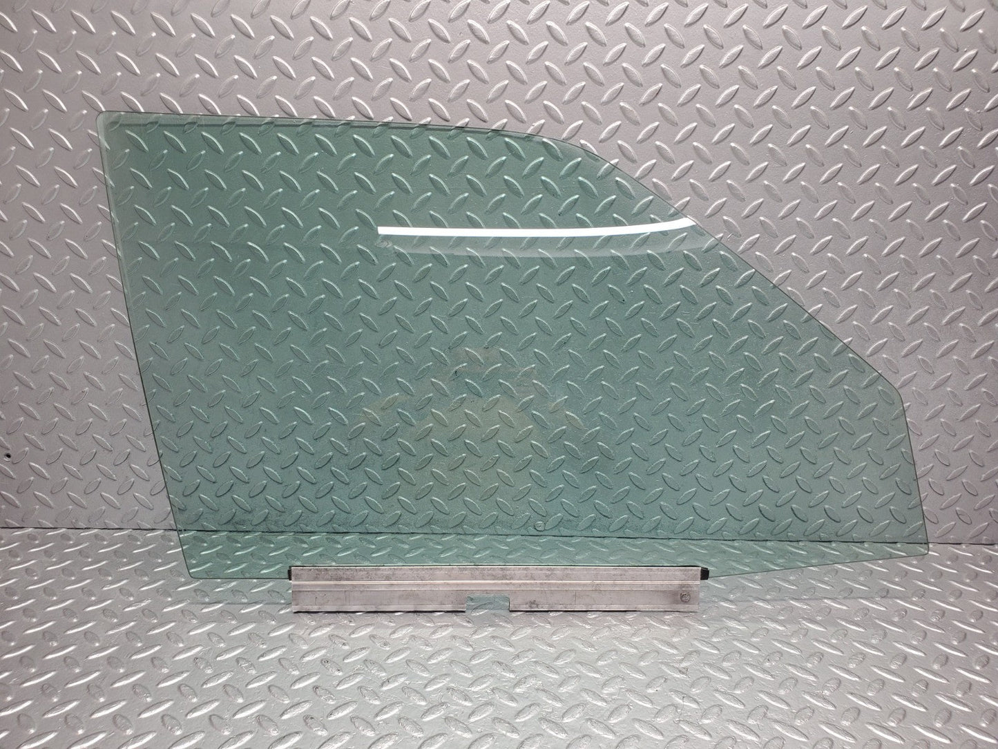 W124 Wagon front right door window glass used OEM