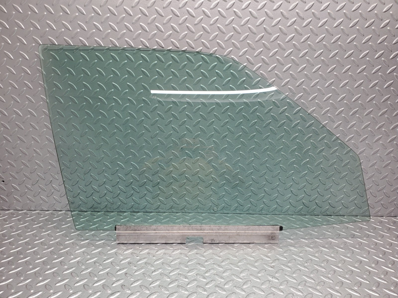 W124 Wagon front right door window glass used OEM