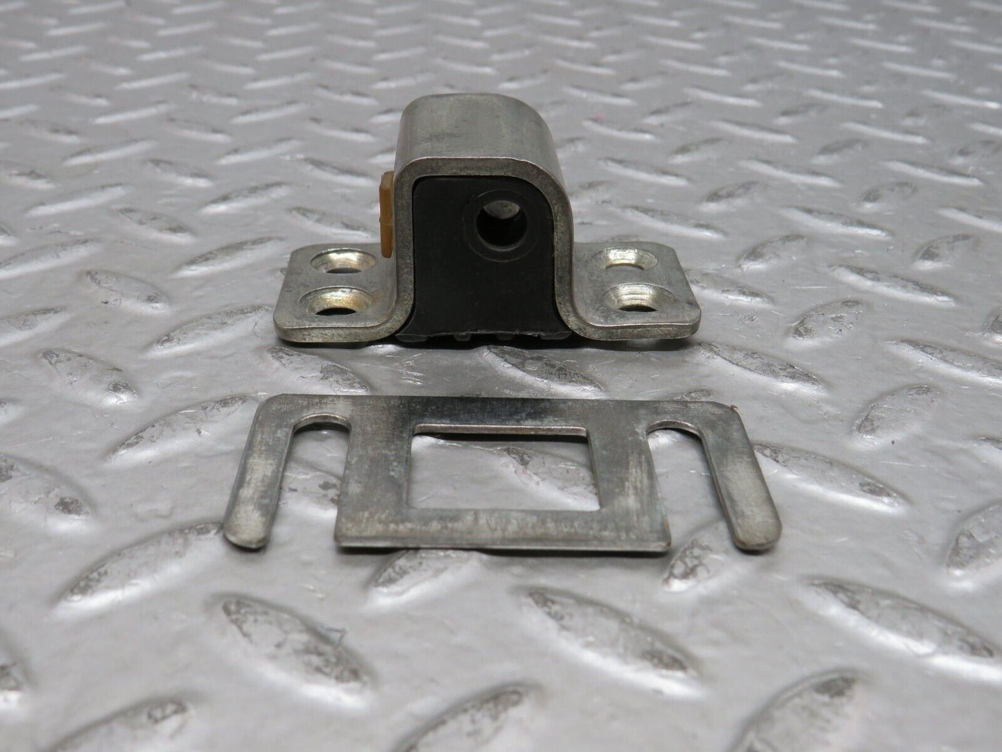 27947 Mercedes-Benz W123 280E Door Lock Latch Right Side