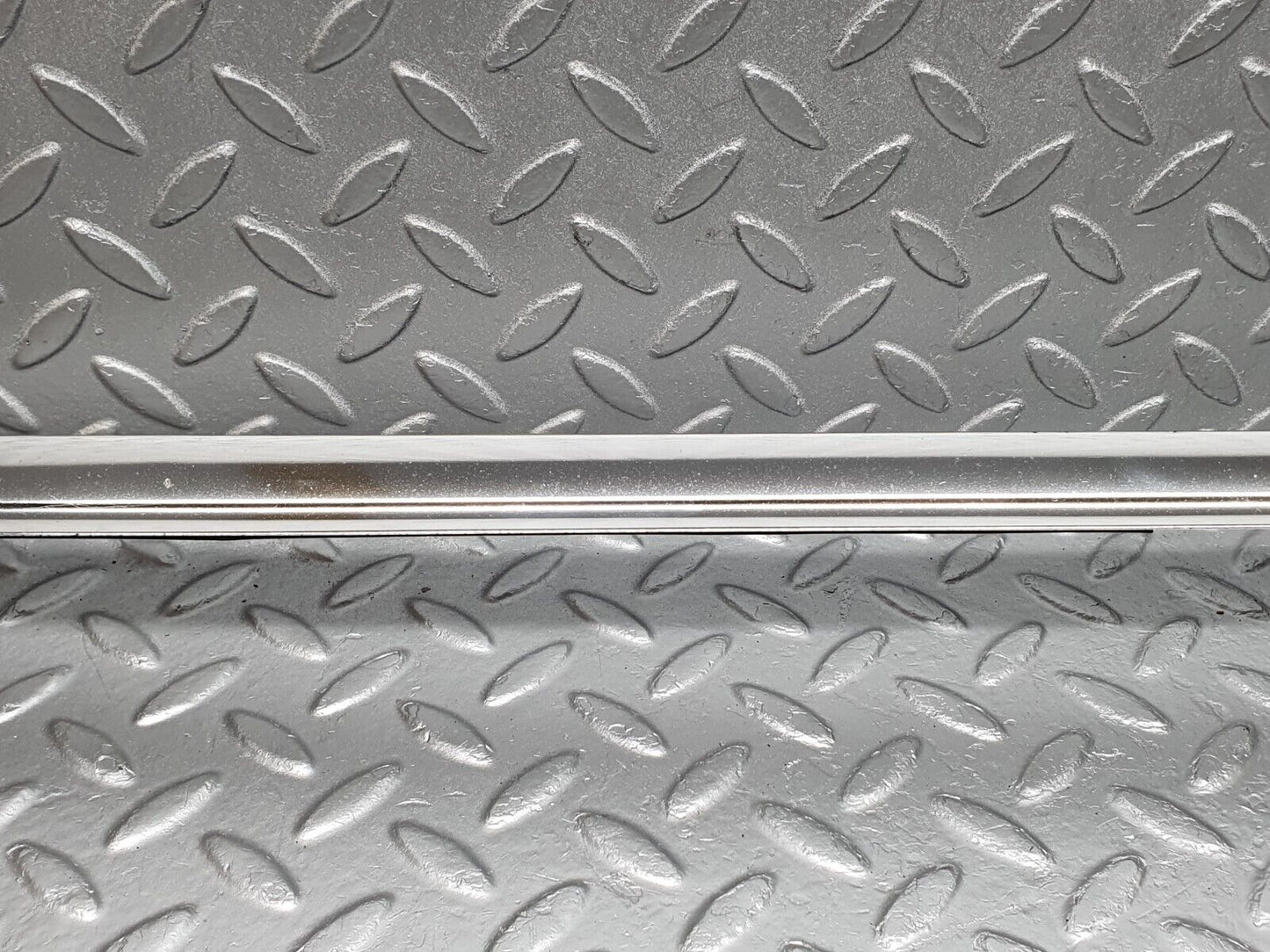 41296 Mercedes-Benz W126 300SE Front Windscreen Top Chrome Frame Trim