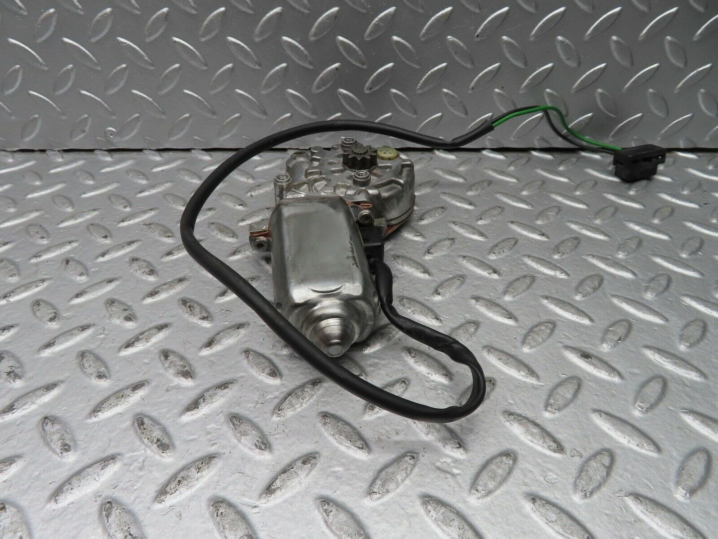 21440 Mercedes-Benz W126 300SE Rear Right Window Regulator Motor 0130821036